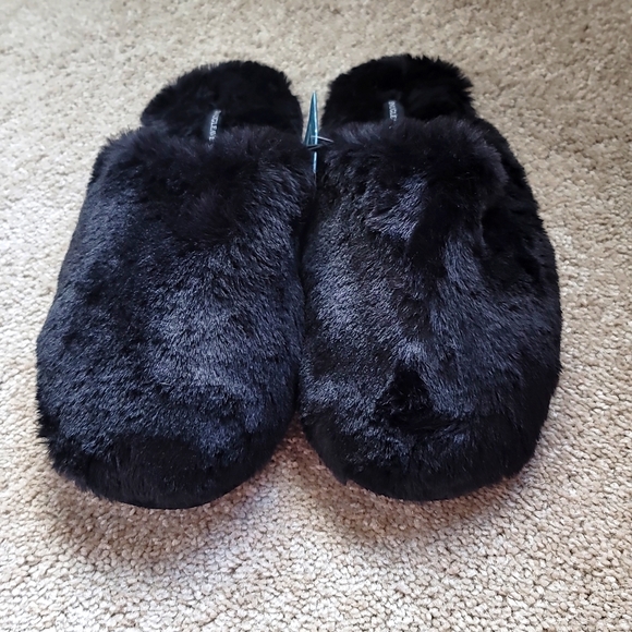Snugleaves Black Fuzzy Slippers Size 9-10 NWT - Picture 5 of 14